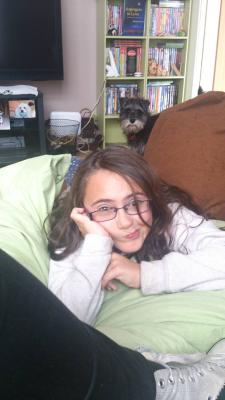 Meine Gastschwester mit Hund im Hintergrund Meine Gastschwester mit Hund im Hintergrund